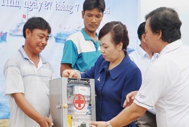 Ha Tinh fishermen offered medicine aids - ảnh 1